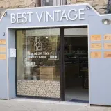 Devanture de "Best Vintage", une cave à vin proposant plus de 200 vins au prix domaine. Des caisses en bois de domaines renommés décorent la façade, dont le domaine Mayard.