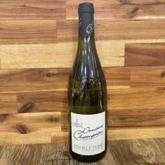 Bouteille de Pouilly Fumé. Ce vin blanc se marie à merveille avec des fruits de mer, des poissons grillés ou un fromage de chèvre.