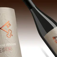 Étiquette de vin avec deux clés croisées, évoquant une pyramide classification des vins. Le texte "Visiblement différent by INESPENS" est présent.