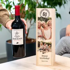 Une bouteille de vin rouge Rhodan Cabernet-Merlot, parfaite pour savoir quel vin offrir quand on est invité. Le coffret personnalisé célèbre un 60ème anniversaire.