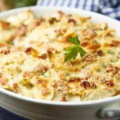 Gratin dauphinois crémeux avec lardons, garni de persil. Un plat réconfortant, idéal pour savoir quel vin avec quel plat.
