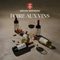 Bouteilles et verres de vin rouge, blanc et rosé, avec bouchons, pour la foire aux vins de printemps Gérard Bertrand.