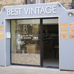 Devanture de "Best Vintage", une cave à vin proposant plus de 200 vins au prix domaine. Des caisses en bois de domaines renommés décorent la façade, dont le domaine Mayard.