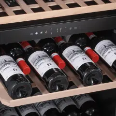 Une cave à vin bien remplie de bouteilles de vin rouge. Idéal pour savoir comment choisir votre prochaine bouteille.
