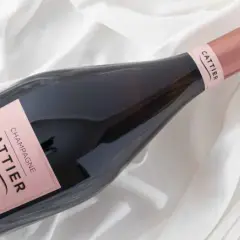 Bouteille de champagne Cattier Brut Rosé Premier Cru sur fond blanc plissé. Un avis sur ce champagne est très attendu.