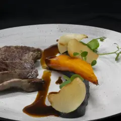 Tranches de viande savoureuses, carotte glacée, pommes de terre et sauce brune sur une assiette. Un plat qui donne envie, comme les dames de la Loire avis.