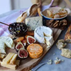 Plateau de fromages variés, figues, confiture et pain. Quel vin rouge avec un plateau de fromage varié ? Un délice !