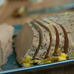 Tranches de foie gras assaisonnées de poivre noir, prêtes pour un accord mets vins parfait.