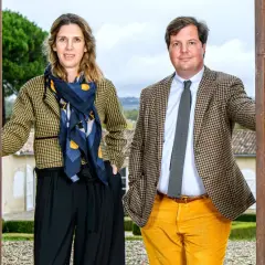 Alexandre de Lur Saluces et sa sœur devant le portail de leur domaine.