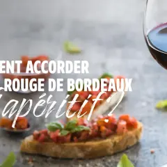 Verre de vin rouge, bruschettas et bouchon de liège. Idées pour savoir quoi grignoter avec du vin rouge à l'apéritif.