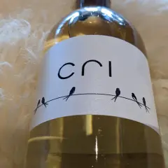 Bouteille de vin blanc "Cri" sur fond doux et texturé. Quatre petits oiseaux stylisés sont perchés sur un fil.