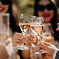 Des mains lèvent des flûtes de champagne, un accord met vin parfait pour célébrer.