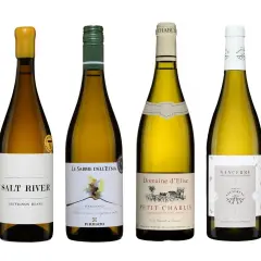 Quatre bouteilles de vin blanc, dont un Sancerre, un Petit Chablis et un Etna Bianco, offrant un potentiel de meilleur vin blanc minéral.