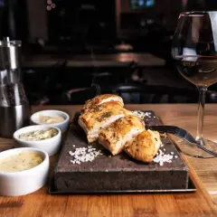 Un plat de viande blanche savoureux, servi avec trois sauces et un verre de vin rouge. Le choix parfait pour savoir quel vin avec viande blanche.