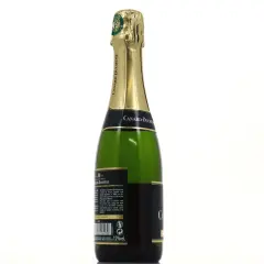 Bouteille de champagne Canard-Duchêne Brut. Un avis sur ce champagne ? Il est créé avec soin pour une dégustation fraîche et équilibrée.