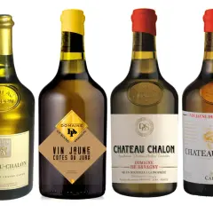 Quatre bouteilles de vin jaune du Jura, dont Château-Chalon et Côtes du Jura, présentées sur fond blanc.