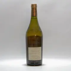 Bouteille de vin blanc des Côtes du Jura, millésime non visible, sur fond blanc.
