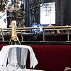 Bouteille de champagne Mercier dans un seau à glace, prête à être servie. Les verres à pied sont disposés sur la table. Avis : une belle expérience.