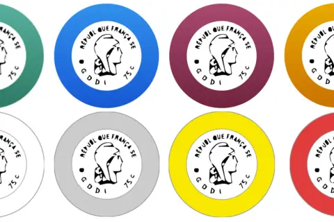 Huit capsules de vin aux couleurs vives : vert, bleu, bordeaux, ocre, gris, jaune, rouge et blanc, chacune ornée d'un profil de Marianne.