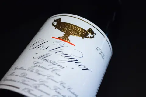Étiquette d'un vin du domaine Gros Frère et Soeur, Clos Vougeot Grand Cru, avec un trophée doré.