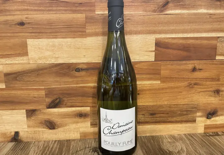 Bouteille de Pouilly Fumé. Ce vin blanc se marie à merveille avec des fruits de mer, des poissons grillés ou un fromage de chèvre.
