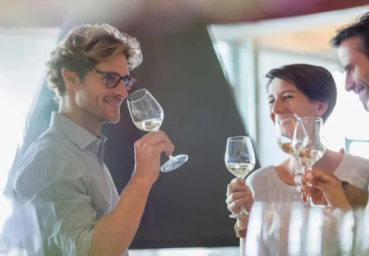 Un homme et une femme dégustent du vin blanc, un moment convivial pour ce guide du vin.