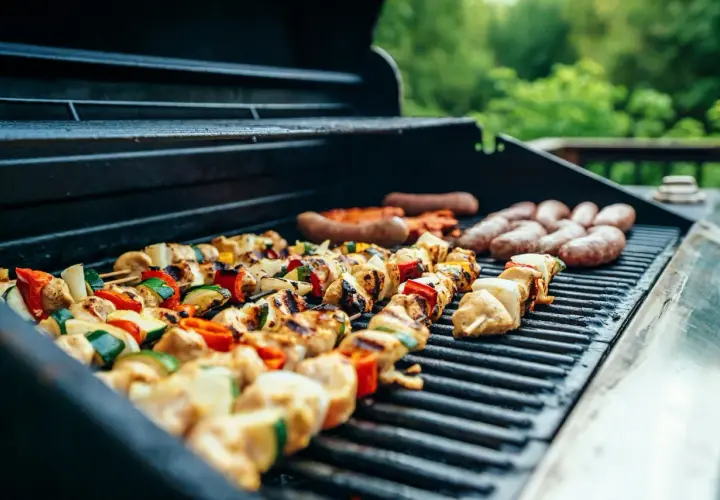 Brochettes de poulet et légumes grillés, saucisses sur le barbecue. Parfait pour un barbecue, quel rosé pour barbecue ?