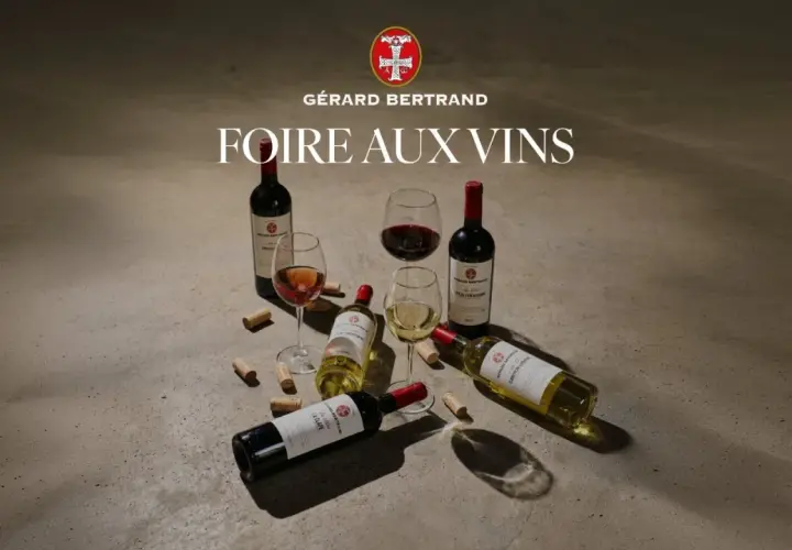 Bouteilles et verres de vin rouge, blanc et rosé, avec bouchons, pour la foire aux vins de printemps Gérard Bertrand.