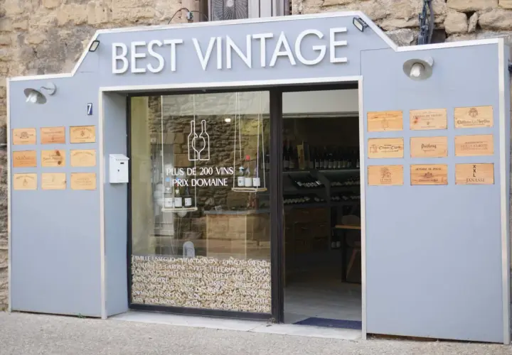 Devanture de "Best Vintage", une cave à vin proposant plus de 200 vins au prix domaine. Des caisses en bois de domaines renommés décorent la façade, dont le domaine Mayard.