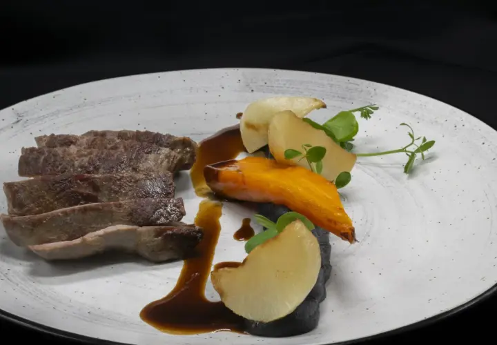 Tranches de viande savoureuses, carotte glacée, pommes de terre et sauce brune sur une assiette. Un plat qui donne envie, comme les dames de la Loire avis.