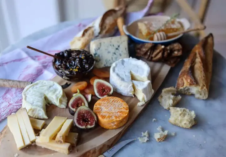 Plateau de fromages variés, figues, confiture et pain. Quel vin rouge avec un plateau de fromage varié ? Un délice !