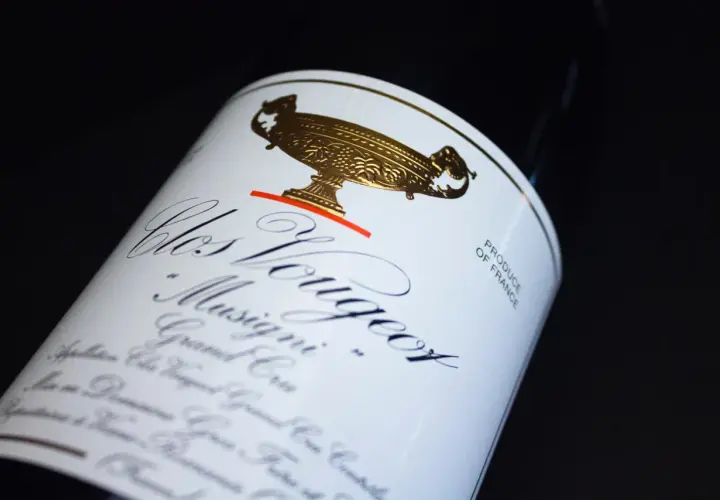 Étiquette d'un vin du domaine Gros Frère et Soeur, Clos Vougeot Grand Cru, avec un trophée doré.