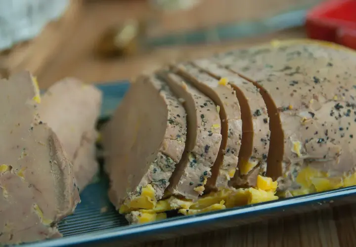 Tranches de foie gras assaisonnées de poivre noir, prêtes pour un accord mets vins parfait.