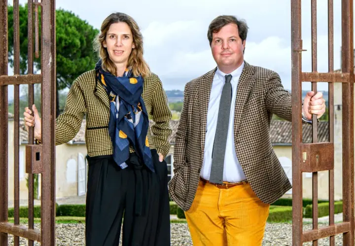 Alexandre de Lur Saluces et sa sœur devant le portail de leur domaine.
