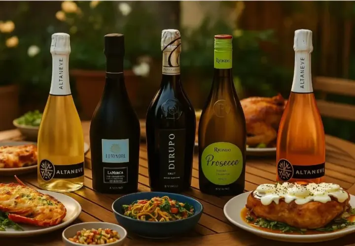 Cinq bouteilles de vin pétillant, dont un Riondo Prosecco, sont disposées sur une table en bois avec des plats de fruits de mer et un poulet rôti.