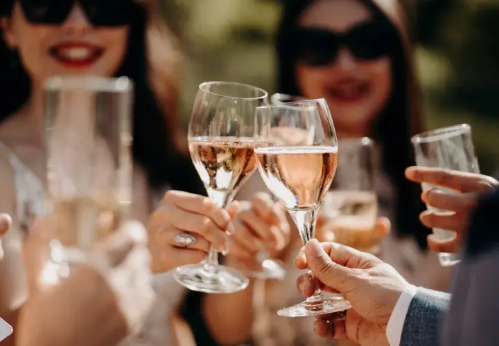 Des mains lèvent des flûtes de champagne, un accord met vin parfait pour célébrer.