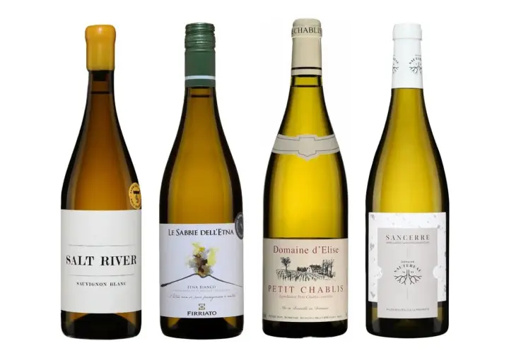 Quatre bouteilles de vin blanc, dont un Sancerre, un Petit Chablis et un Etna Bianco, offrant un potentiel de meilleur vin blanc minéral.