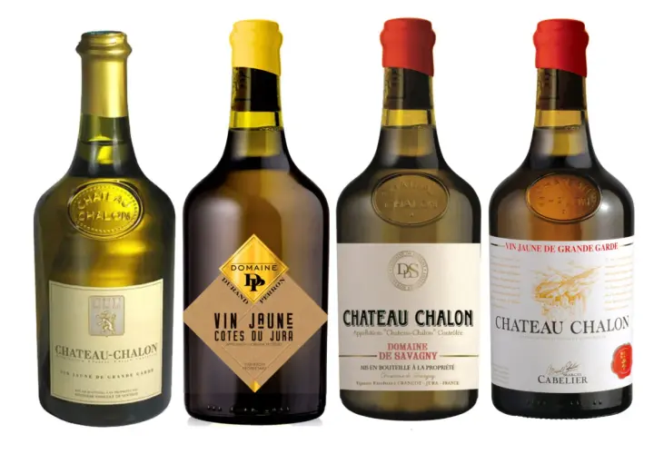 Quatre bouteilles de vin jaune du Jura, dont Château-Chalon et Côtes du Jura, présentées sur fond blanc.