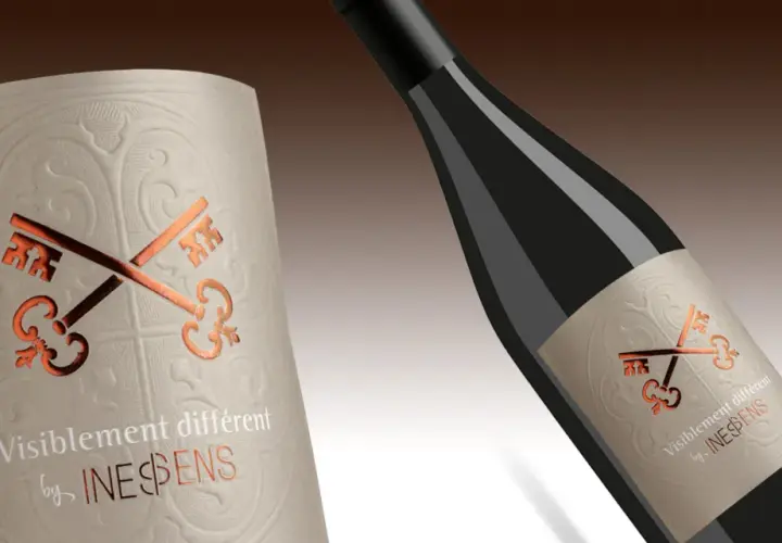 Étiquette de vin avec des clés croisées dorées et le texte "Visiblement différent by INESPENS". Un nom de cépage top 7 à découvrir.