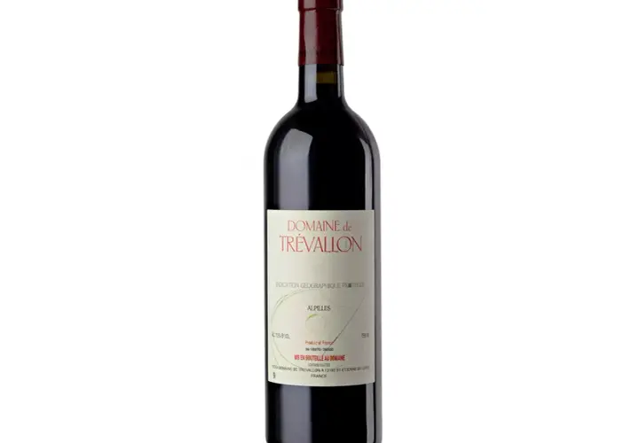 Bouteille de vin rouge du Domaine de Trévallon, IGP Alpilles.