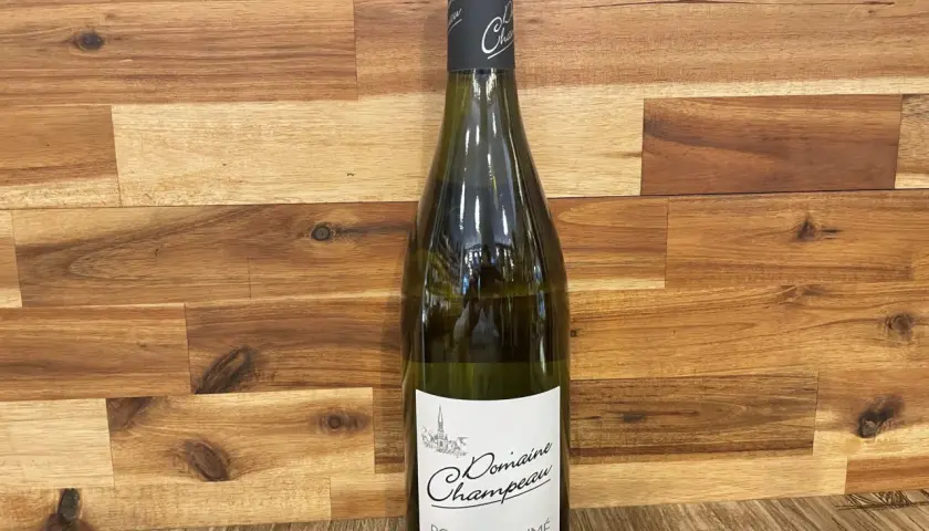 Bouteille de Pouilly Fumé. Ce vin blanc se marie à merveille avec des fruits de mer, des poissons grillés ou un fromage de chèvre.