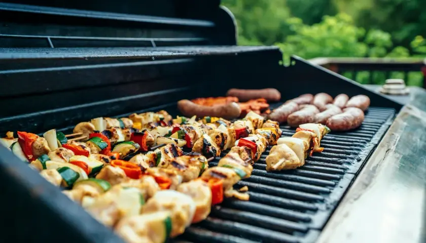 Brochettes de poulet et légumes grillés, saucisses sur le barbecue. Parfait pour un barbecue, quel rosé pour barbecue ?
