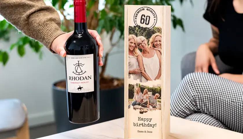 Une bouteille de vin rouge Rhodan Cabernet-Merlot, parfaite pour savoir quel vin offrir quand on est invité. Le coffret personnalisé célèbre un 60ème anniversaire.