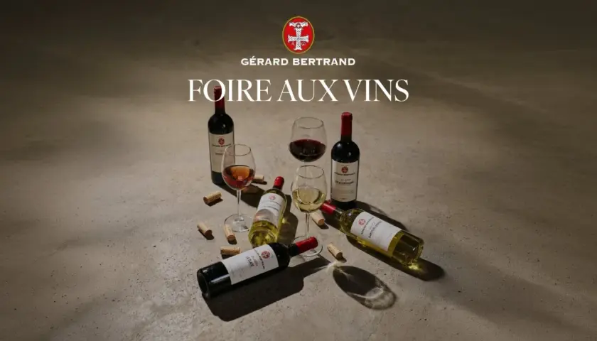 Bouteilles et verres de vin rouge, blanc et rosé, avec bouchons, pour la foire aux vins de printemps Gérard Bertrand.