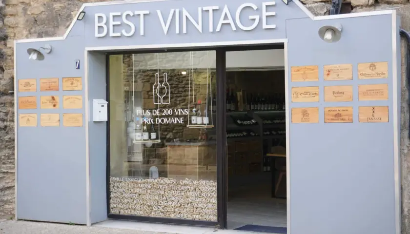 Devanture de "Best Vintage", une cave à vin proposant plus de 200 vins au prix domaine. Des caisses en bois de domaines renommés décorent la façade, dont le domaine Mayard.