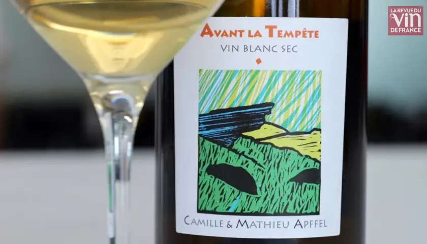 Verre de vin blanc sec "Avant la Tempête" de Camille & Mathieu Apffel, un potentiel meilleur vin de Savoie blanc.