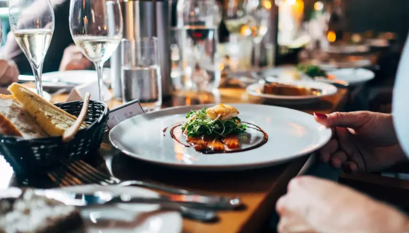 Un plat de saumon fumé avec des herbes fraîches, du pain et du vin rosé. Une belle idée de que manger avec du vin rosé pour un repas léger.
