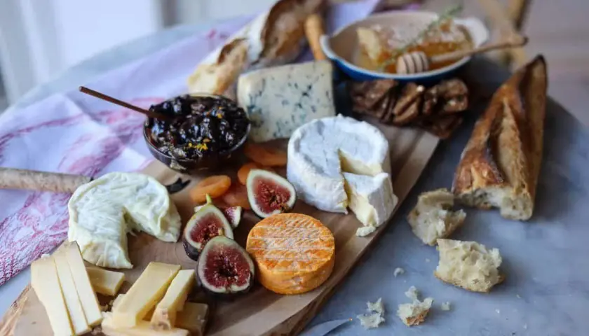 Plateau de fromages variés, figues, confiture et pain. Quel vin rouge avec un plateau de fromage varié ? Un délice !