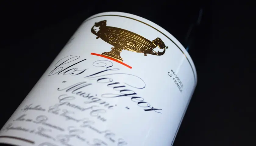 Étiquette d'un vin du domaine Gros Frère et Soeur, Clos Vougeot Grand Cru, avec un trophée doré.