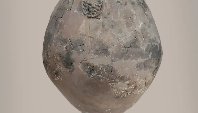 Vase antique craquelé, témoin du berceau du vin. Son argile patinée raconte des histoires de fermentation et de partage.
